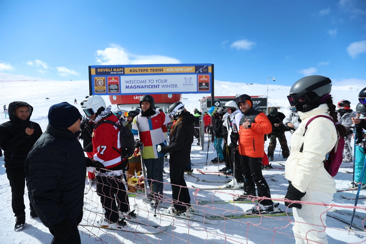Erciyes Zirvesinde Büyükşehir Gururu: Başkan Büyükkılıç Kayak Tutkunlarıyla Buluştu