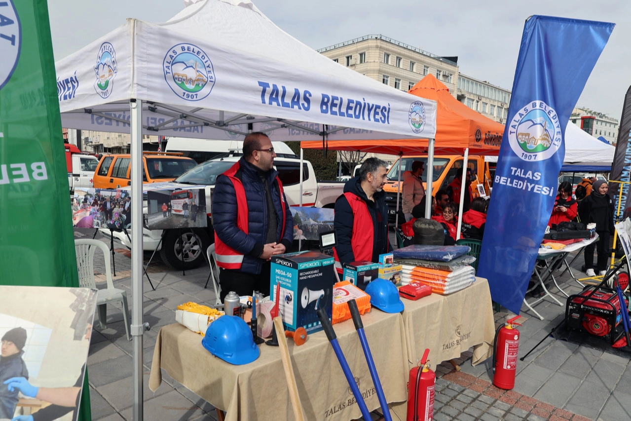 Talas Belediyesi Deprem Haftası’nda Vatandaşlara Hayati Bilgiler Sunuyor