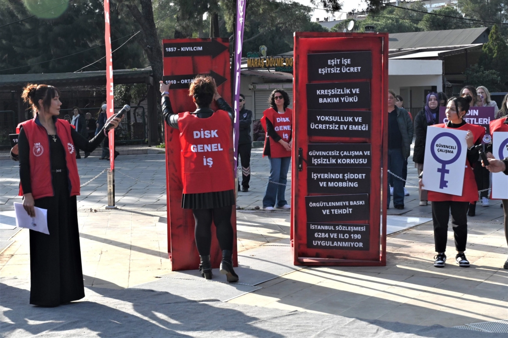 Bornovalı Kadınlardan 8 Mart’ta Eşitlik ve Adalet İçin Kırmızı Kapı Açıklaması