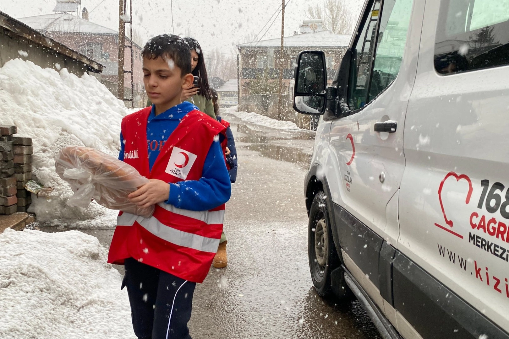 Ağrı’da Kızılay’dan Ramazan Bereketi: İhtiyaç Sahibi Ailelere Sıcak Pide Dağıtımı