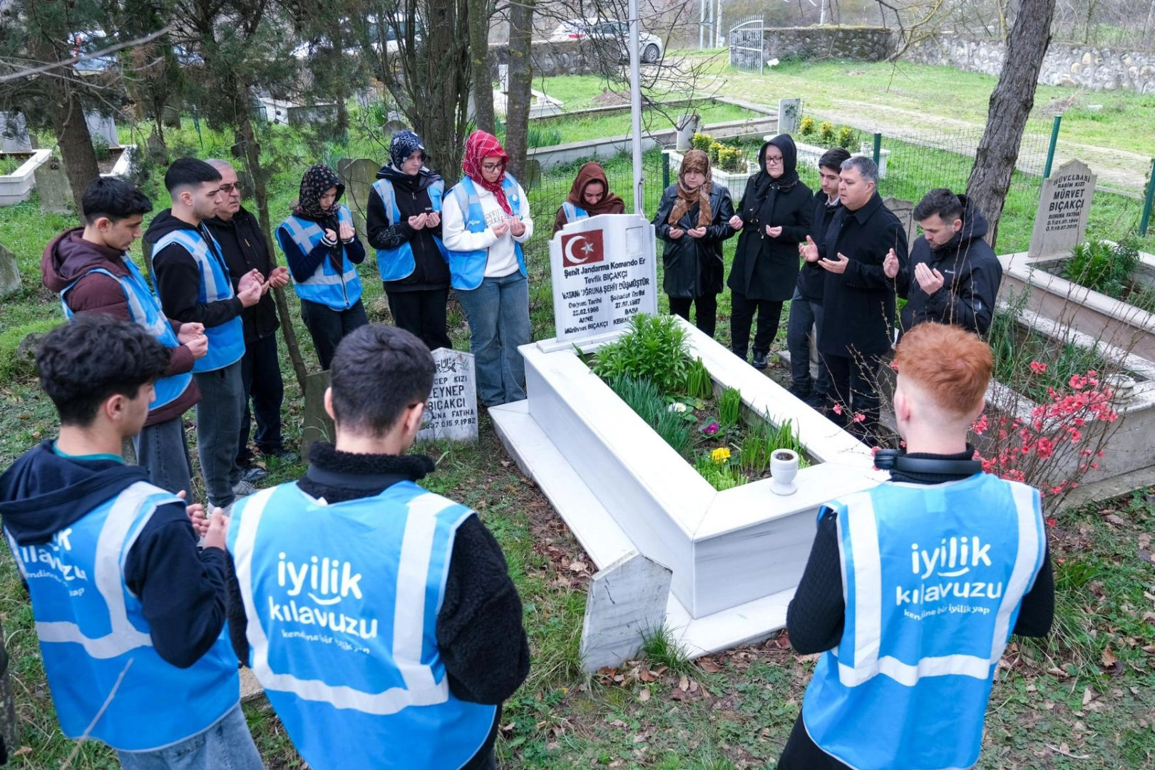 Kocaeli’de Akademi Lise Öğrencilerinden Şehit Tevfik Bıçakçı’ya Anlamlı Ziyaret