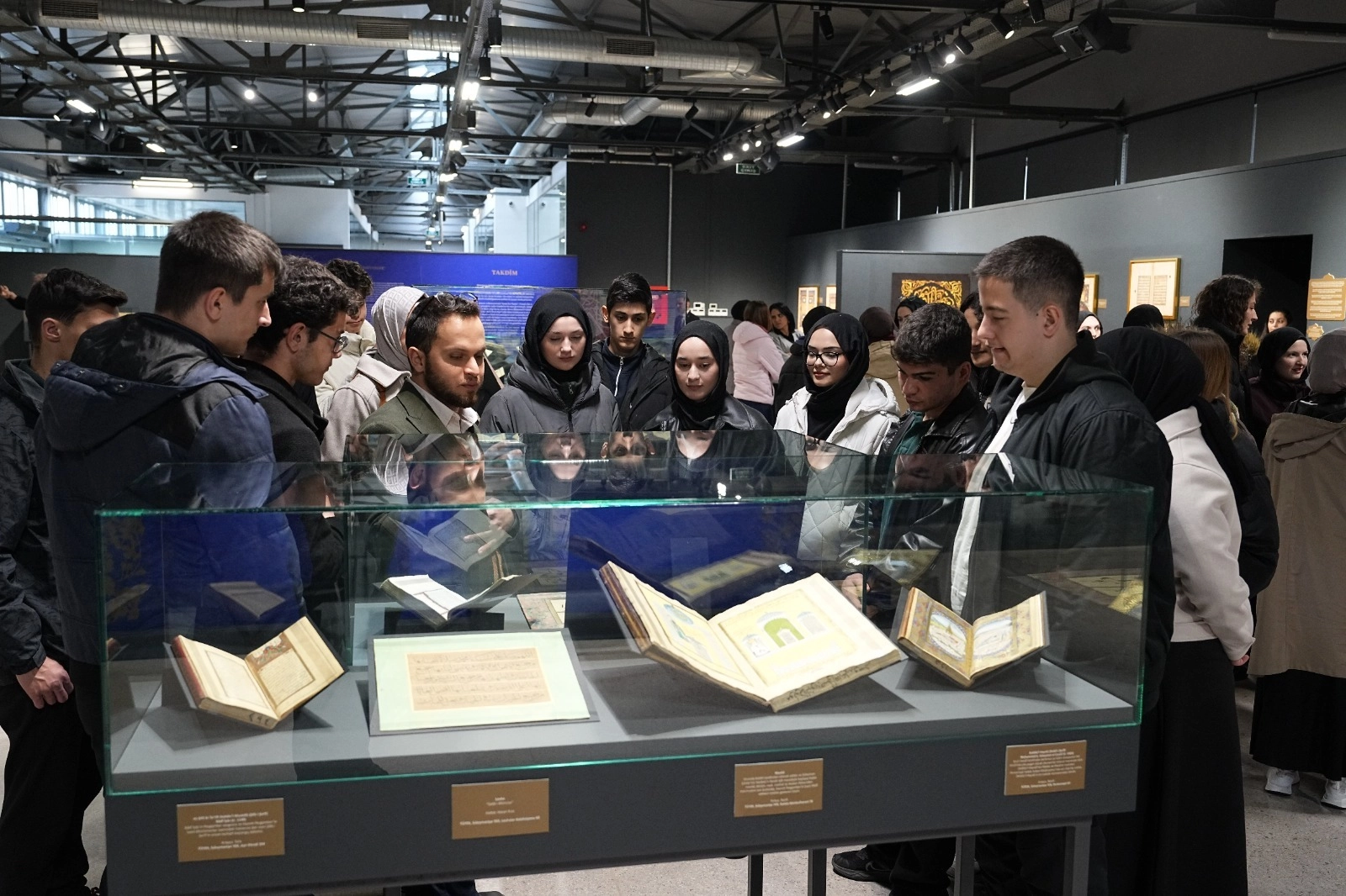 Kocaeli’nde Gençler ‘Mukaddes Emanetler’ Sergisine Akın Ediyor: Manevi Mirasa Sahip Çıkma Bilinci Yükseliyor