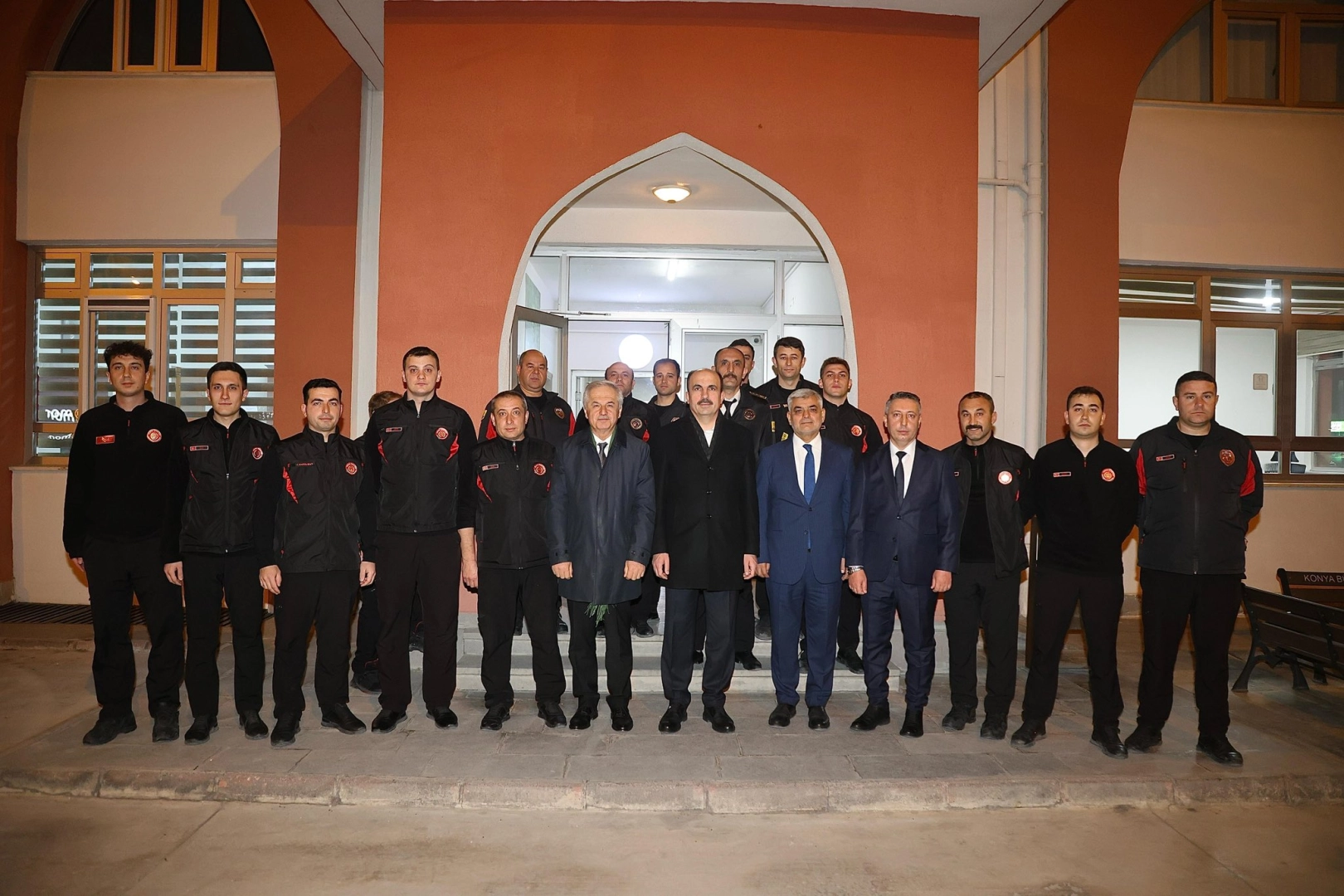 Konya Büyükşehir Belediye Başkanı Altay’dan Ramazan’da Gece Mesaisi Ziyareti: Ulaşım ve İtfaiye Ekipleriyle Buluştu