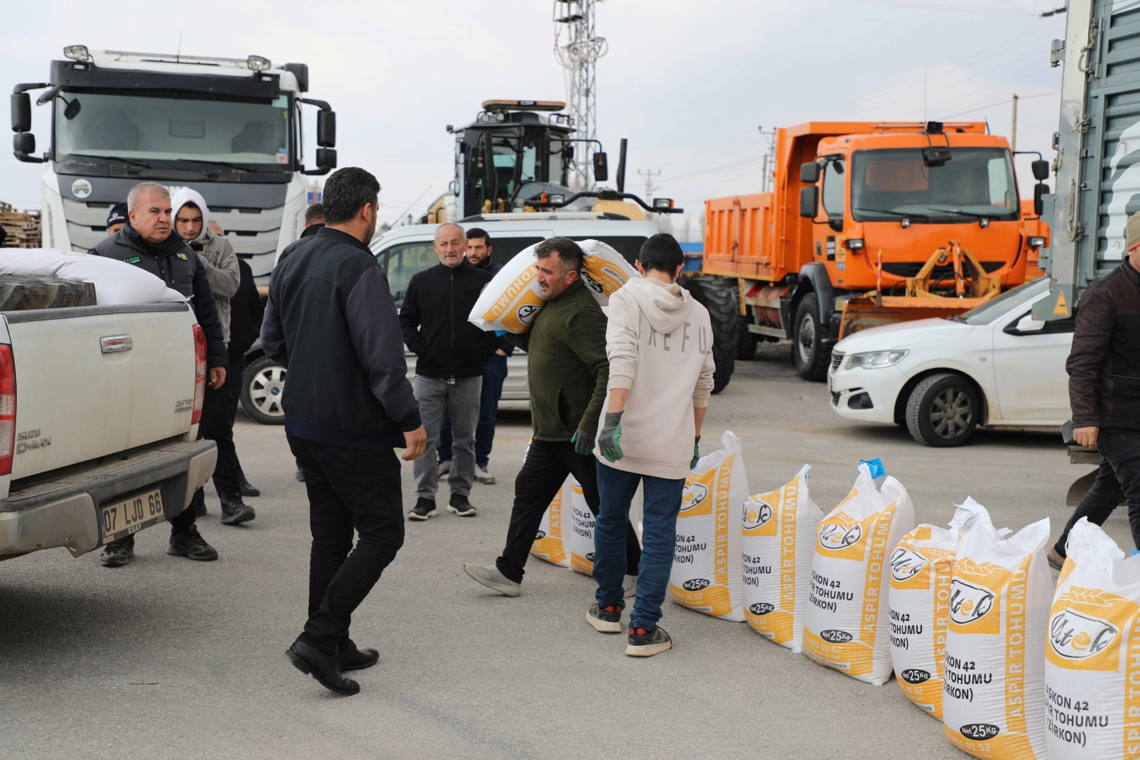 Konya’da Çiftçilere Yüzde 50 Hibeli Aspir Tohumu Desteği: Kuraklığa Karşı Alternatif Ürünler Yaygınlaşıyor