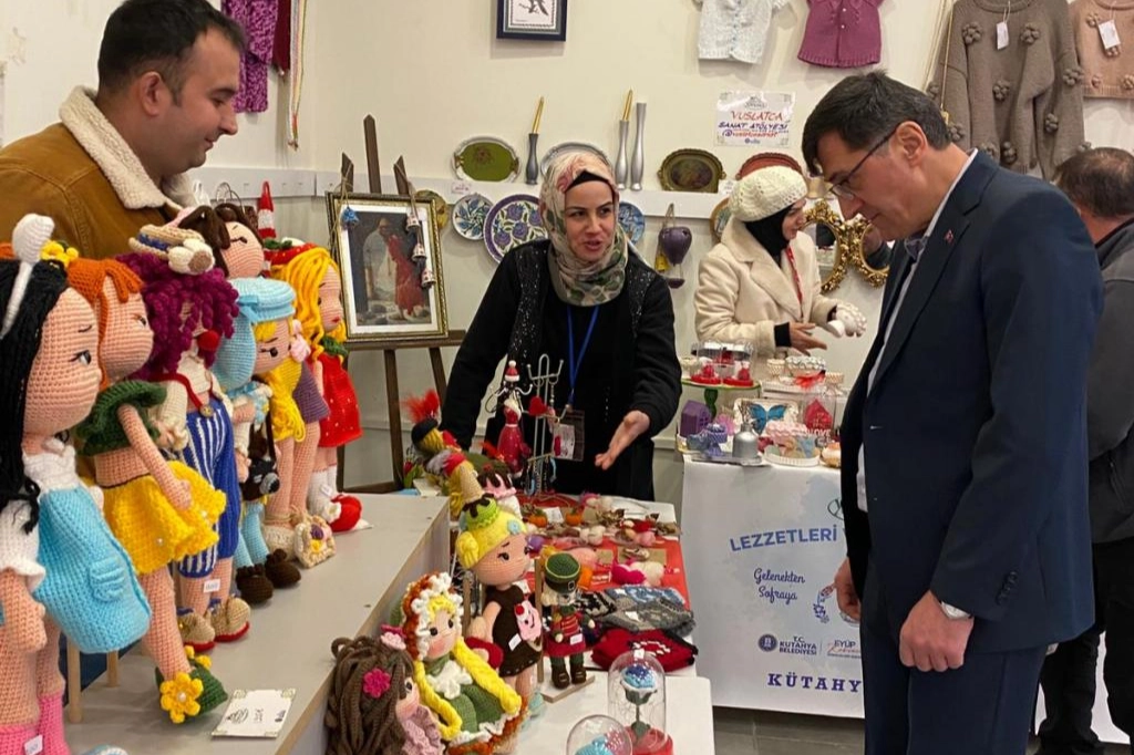 Kütahya Belediye Başkanı Kahveci’den Yöresel Lezzet ve El Sanatları Stantlarına Ziyaret: Yerel Üretim Vurgusu
