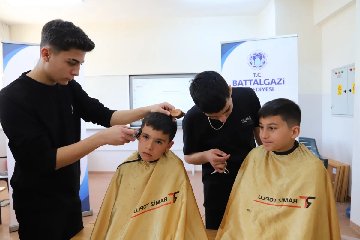 Malatya’da Çocuklar Bayram Sevincini Ücretsiz Tıraşla Yaşadı