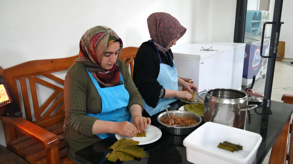 Malatya Kadın Kooperatifi Bayram Öncesi Tatlı Mesaisinde: Geleneksel Lezzetler Hijyenle Buluşuyor