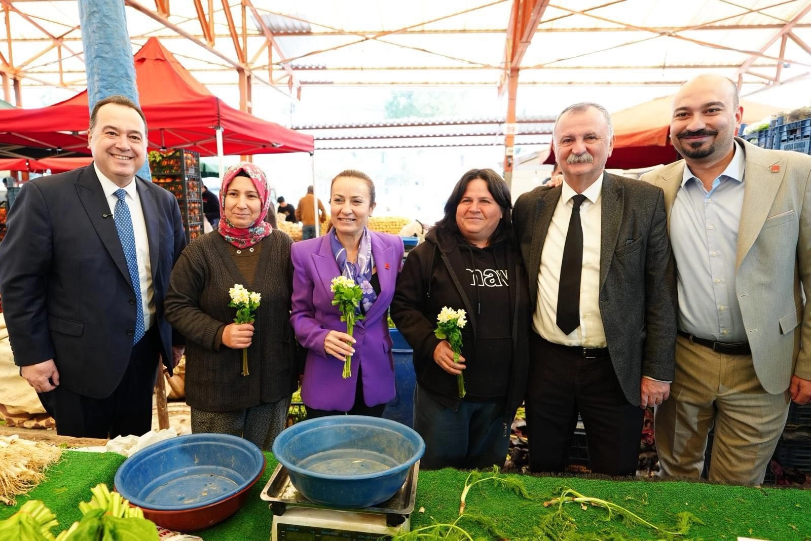 Manisa’da 8 Mart Coşkusu: Kadınlara Özel Çiçekli Sürpriz