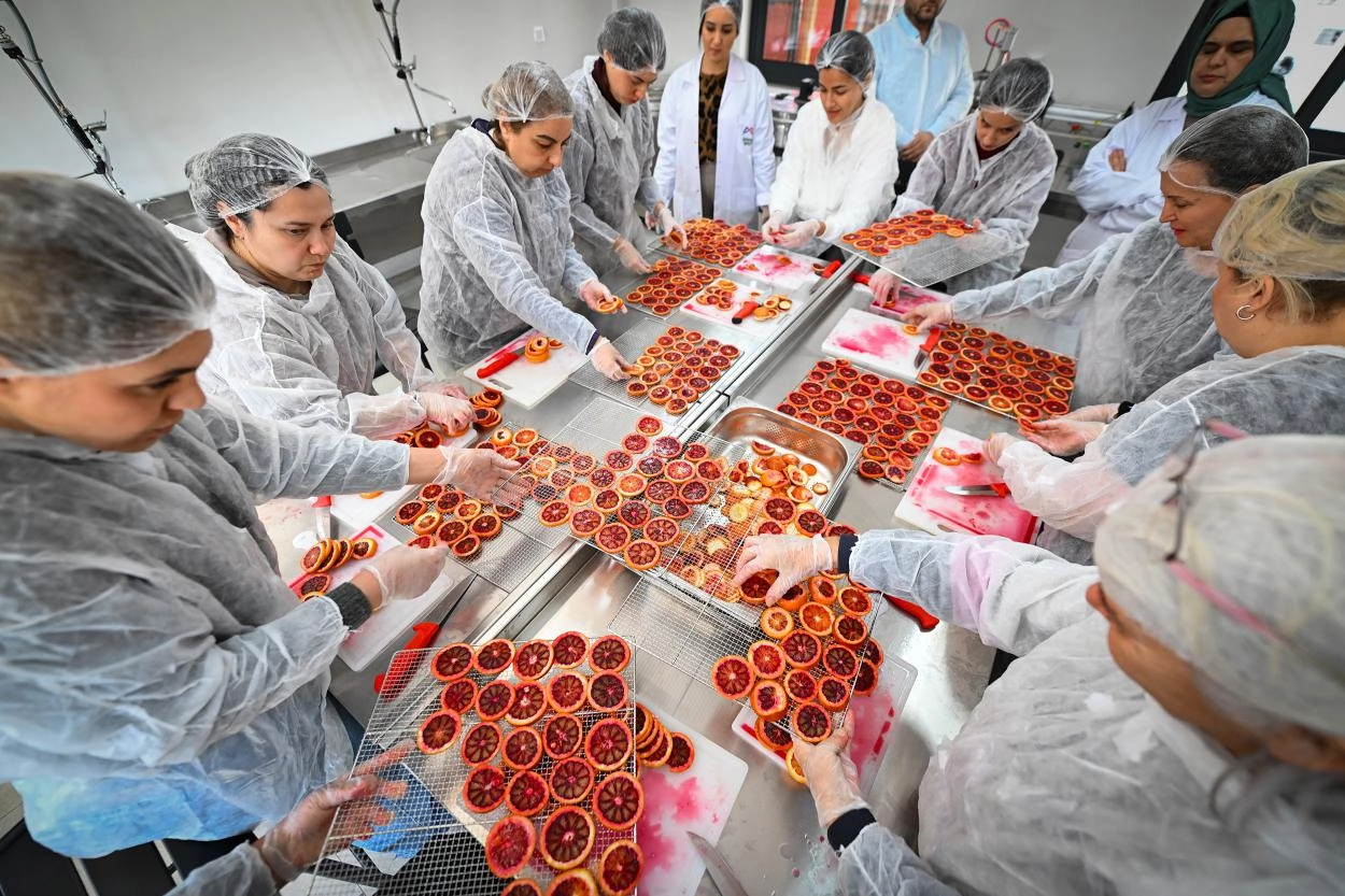 Mersin’de Kadın Eli Değen Kan Portakalı Katma Değerli Ürünlere Dönüşüyor