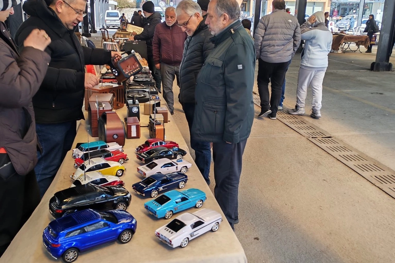 Talas Antika Pazarı Göz Doldurdu: Başkan Yalçın’dan Esnafa ve Vatandaşa Ziyaret