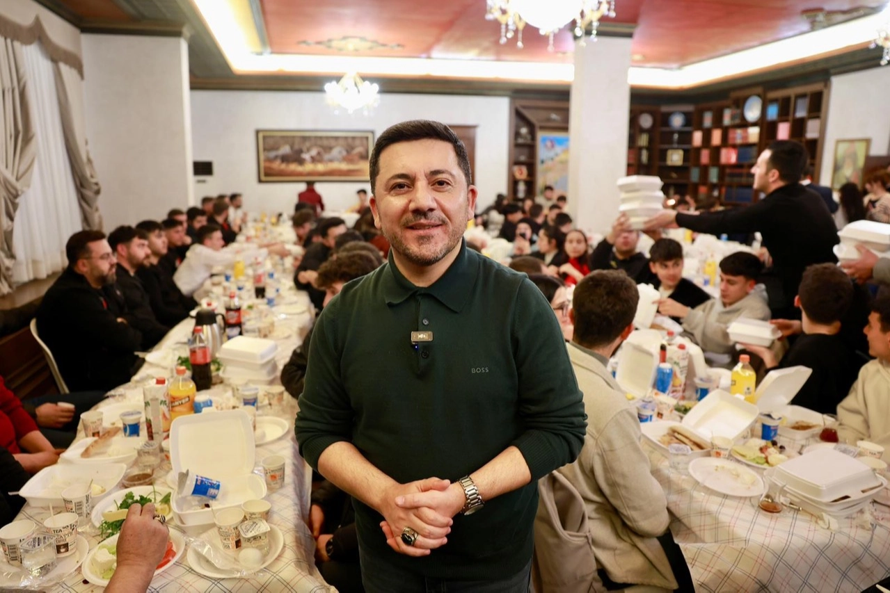 Nevşehir Belediyesi Makamı Sahur Sofrasına Dönüştü: Başkan Arı, 250 Genci Ağırladı