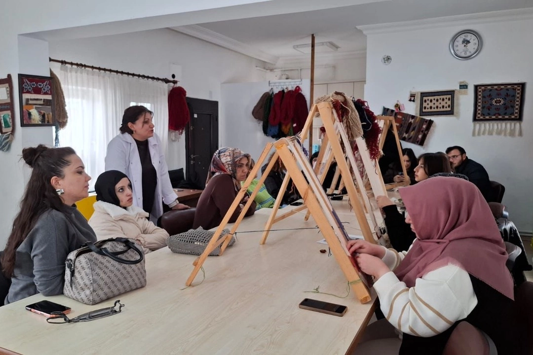 Nevşehir’de Geleneksel Halı Dokuma Sanatı, Üniversite Öğrencileriyle Buluştu