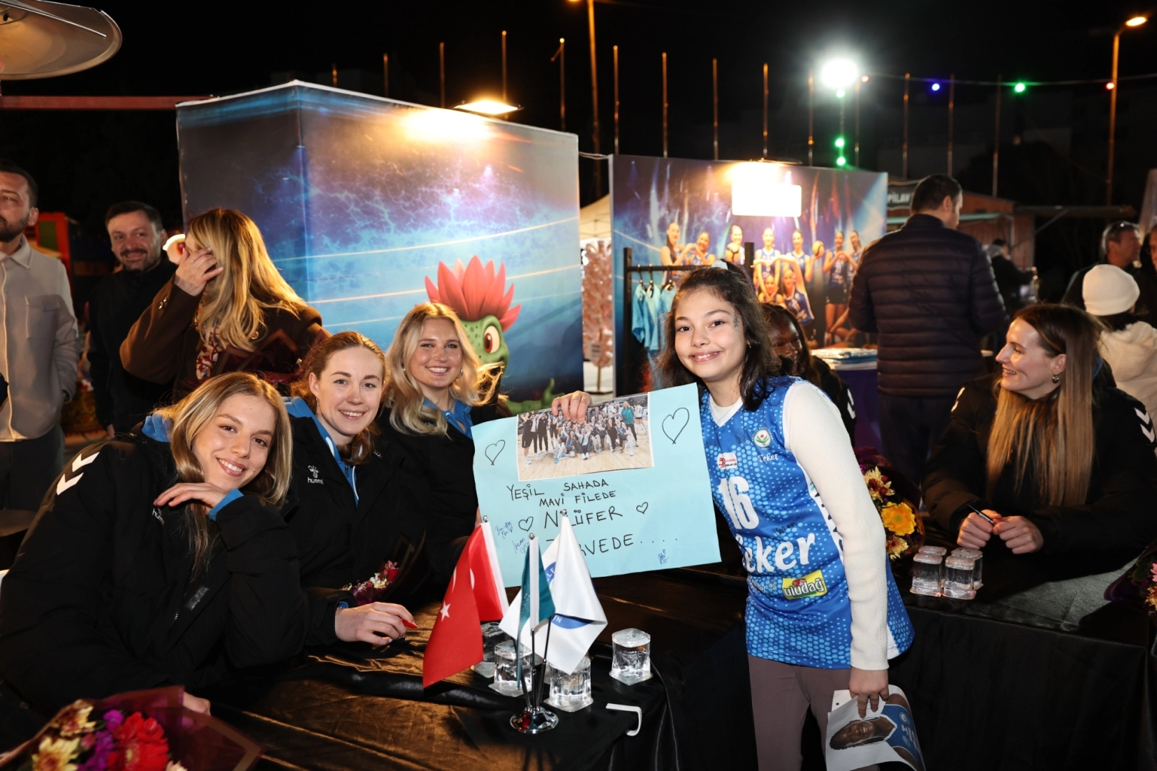 Nilüfer’in Sultanları 8 Mart’ta Taraftarıyla Buluştu: Voleybolcular İmza Gününde Hayranlarıyla Kucaklaştı