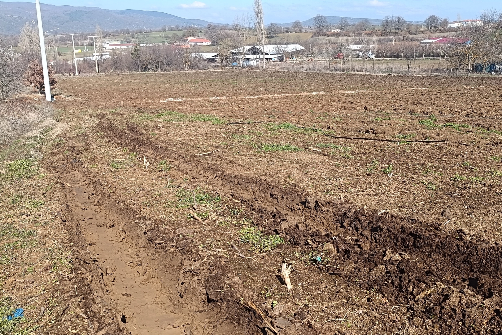 Bilecik’te Yüksek Gerilim Hattı Çalışmaları Tarım Arazilerine Zarar Verdi: Çiftçiler Adalet İstiyor