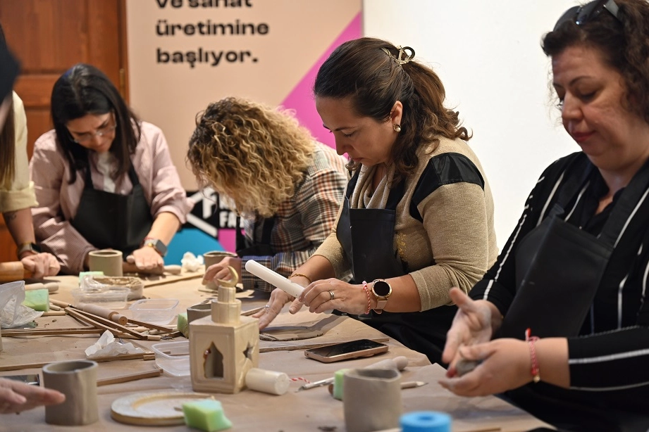 Bursa’da Ramazan Ayı Seramik Atölyesi: Kadınlar Geleneksel Motiflerle Hayallerini Buluşturdu