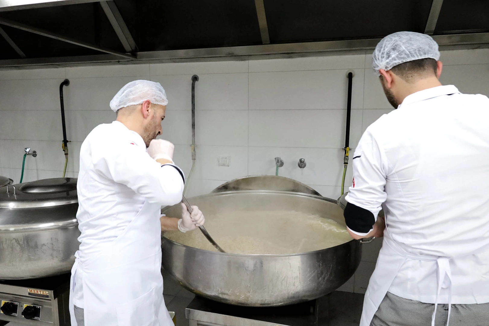 Sakarya’da 90 Bin Kişilik İftar Sofrası: Belediyenin Dev Kazanlarında Pişen Bereket