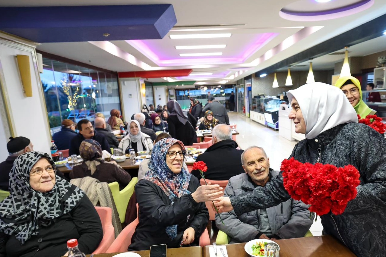 Sakarya’da 65 Yaş Üstü Vatandaşlar İçin Gönül Sofrası Kuruldu: Başkan Alemdar’dan Vefa Dolu Mesajlar