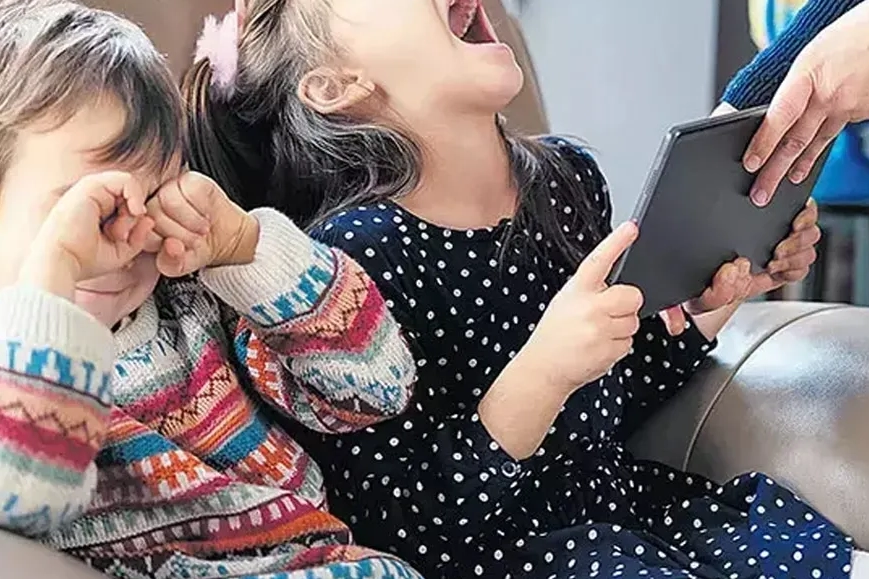 15 Yaş Altı İçin Sosyal Medya Kalkanı Yolda: Doğum ve Babalık İzinleri de Artıyor!