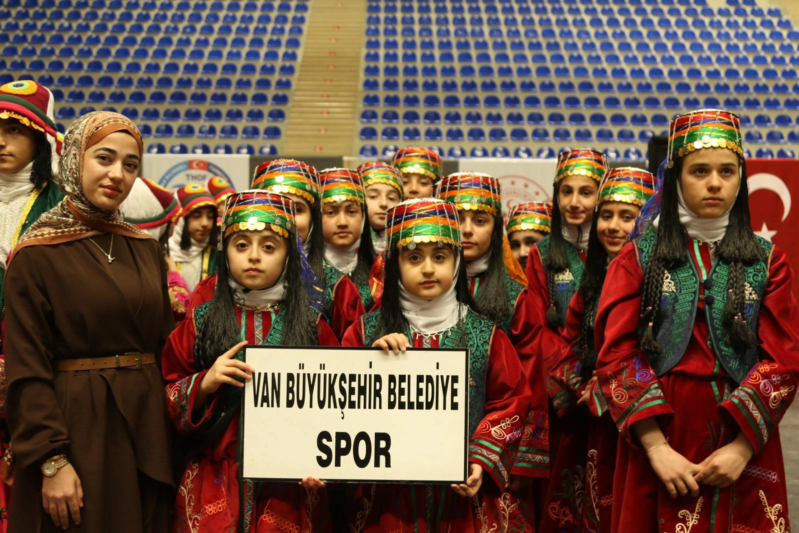 Van Büyükşehir Belediyesi Halk Oyunları İl Birinciliği Kupası’nı Kaldırdı
