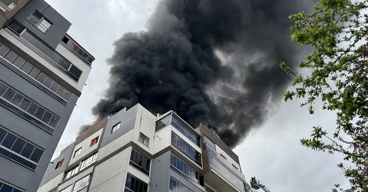 Bursa’da 8 Katlı Apartmanda Korkutan Yangın: Ekipler Seferber Oldu, Kurtarma Çalışmaları Sürüyor