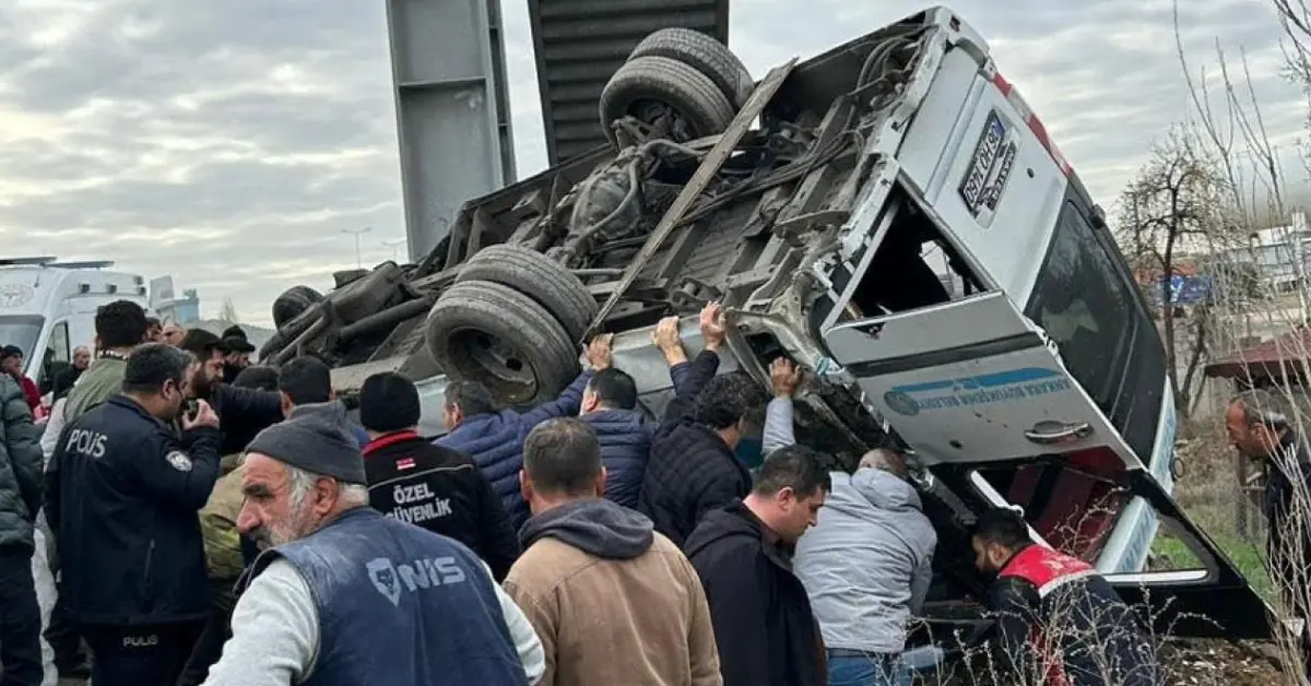 Ankara’da Üst Geçide Çarpışan Minibüs Faciası: 5 Can Kaybı, 14 Yaralı