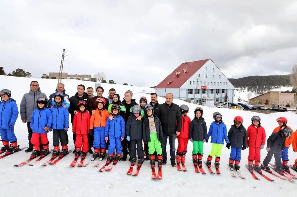 Vali Polat’tan Sarıkamış’ta Minik Yıldızlara Müjde: “Karın Yıldızları” Projesiyle Kayak Heyecanı