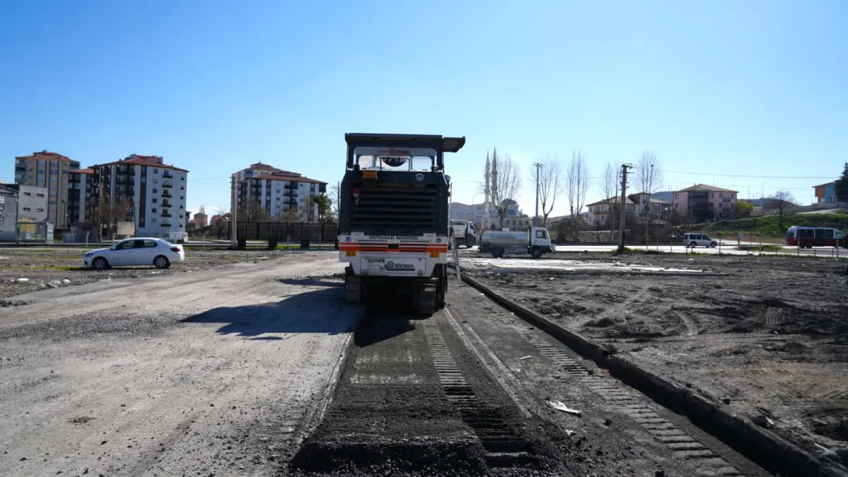 Battalgazi’de Deprem Sonrası Sökülen Asfalt, Kırsal Yolları Yeniliyor