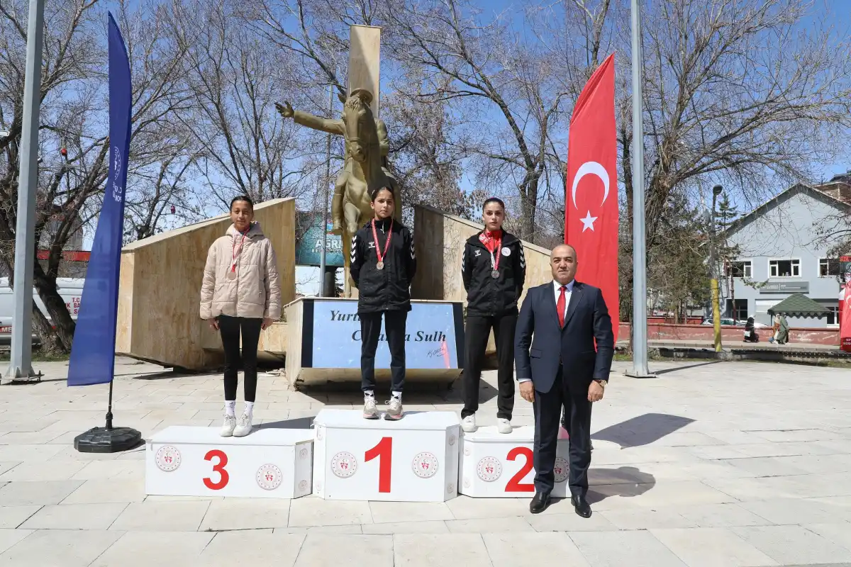 Ağrı’da Kurtuluş Coşkusu Atletizmle Taçlandı: 15 Nisan Koşusu’nda Genç Yetenekler Podyuma Çıktı