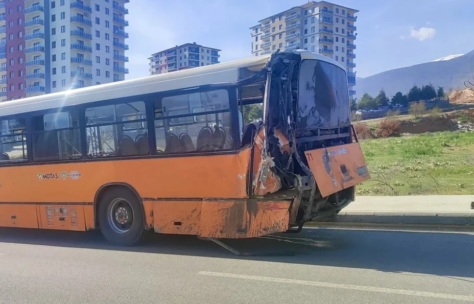 Malatya-Elazığ Yolu’nda Kan Donduran Kaza: Otobüs ve Kamyon Çarpıştı, 20 Yaralı