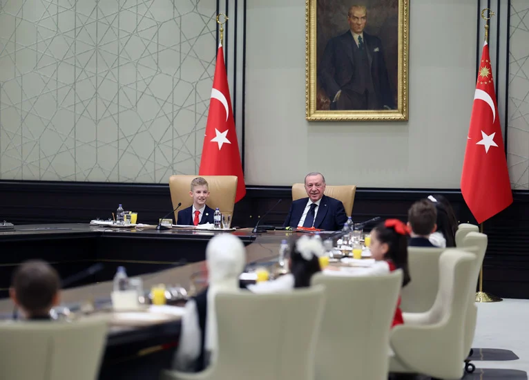 Cumhurbaşkanı Erdoğan’dan 23 Nisan Kabulü: Çocuklarla Duygu Dolu Anlar ve Gelecek Mesajları