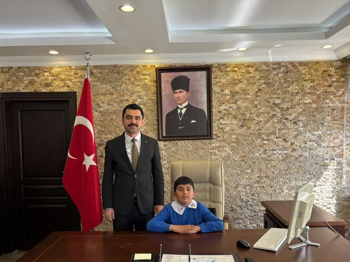 Susuz’da 23 Nisan Coşkusu: Minik Kaymakamlar Koltuklara Oturdu, Geleceğe Umut Oldu