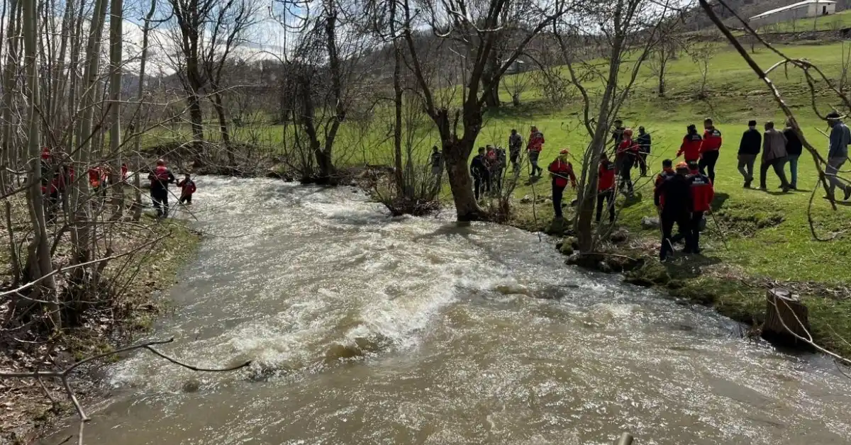 Hakkari’de Dereye Düşen 8 Yaşındaki Osman İçin Nefes Kesen Arama Kurtarma Çalışmaları Devam Ediyor