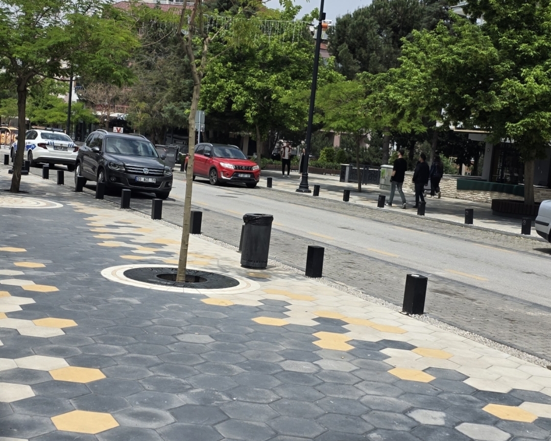 ÇAMLIK CADDESİ ESNAFI İSYANDA: “MÜŞTERİ ARAÇLA GELEMİYOR, İŞLER DURMA NOKTASINDA”