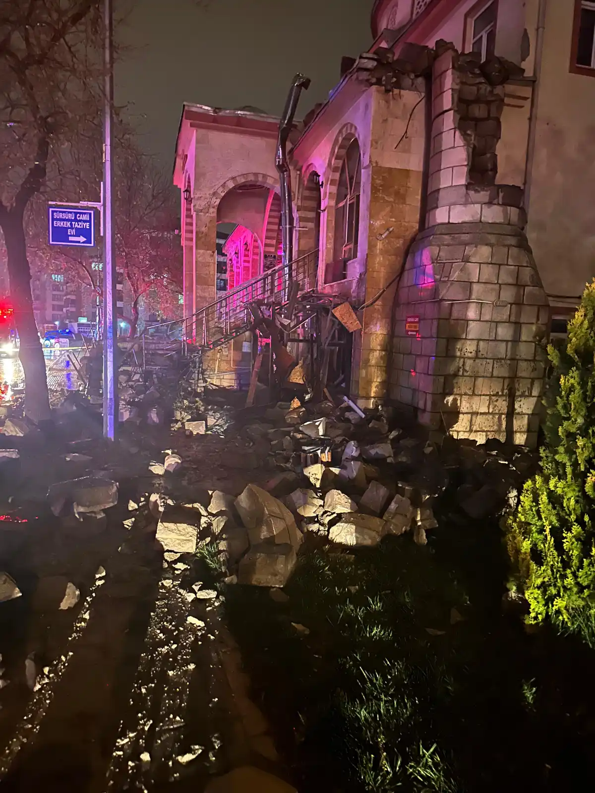 Elazığ’da Dehşet Anları: Yıldırım Sürsürü Merkez Camii Minarelerini Yıktı