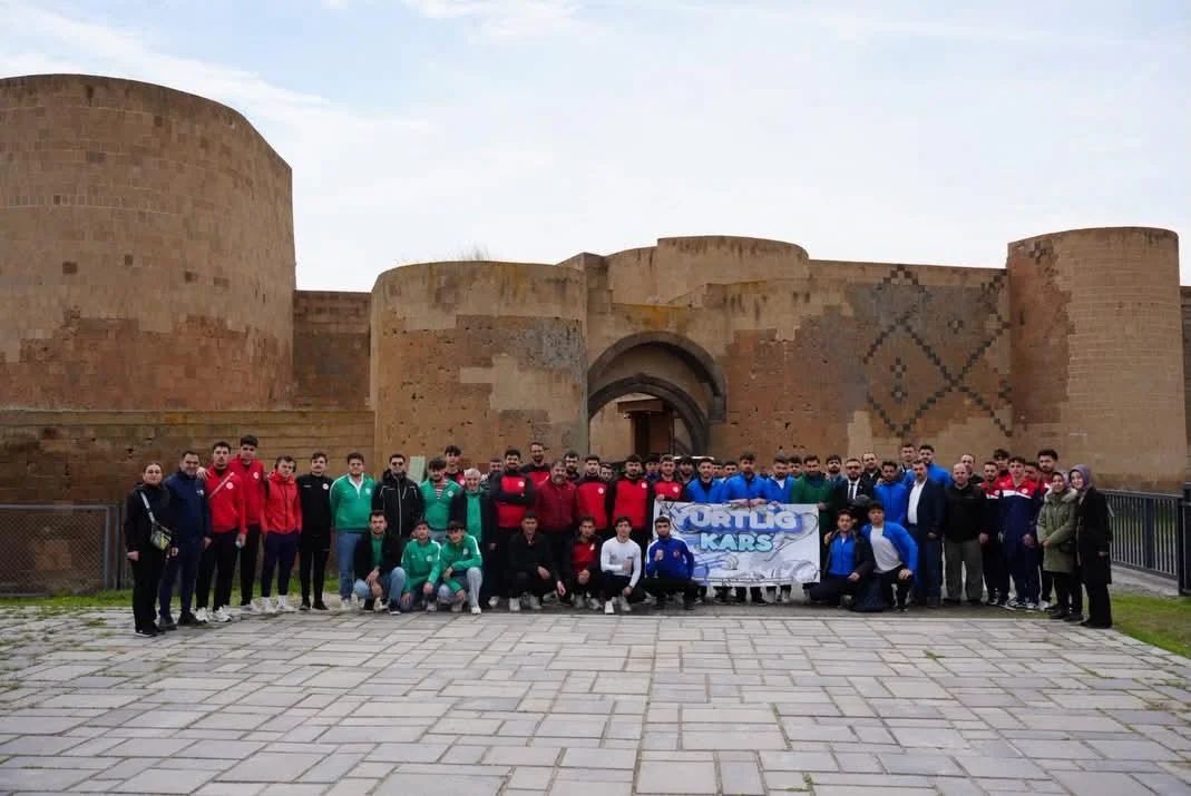 YurtLig Güreş Türkiye Şampiyonası Sporcuları Kars’ta Tarihe Yolculuk: Ani Ören Yeri’ni Ziyaret Ettiler