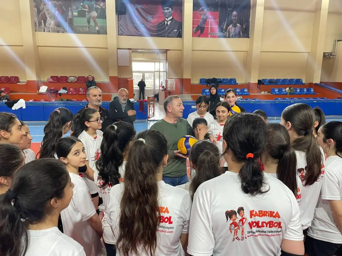 Vali Ziya Polat’tan Genç Sporculara Moral Desteği: Badminton Antrenmanında Öğrencilerle Buluştu