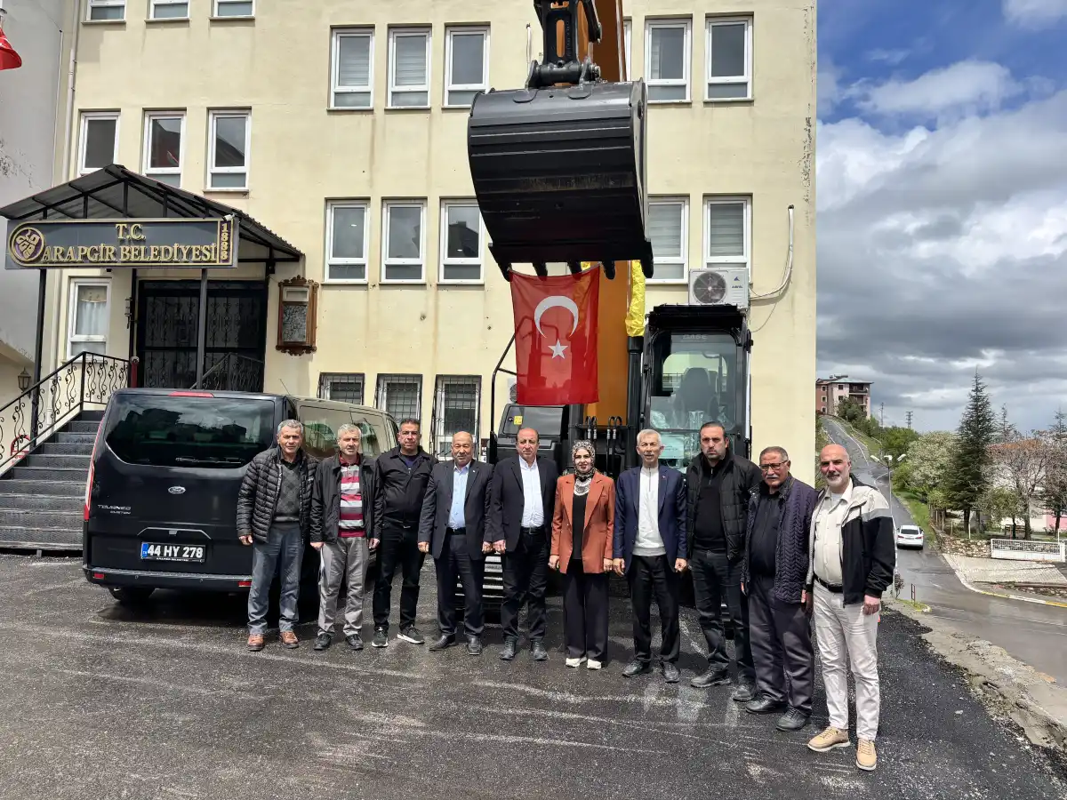 Arapgir Belediyesi Hizmet Kapasitesini Güçlendiriyor: TBB’den Paletli Ekskavatör Desteği