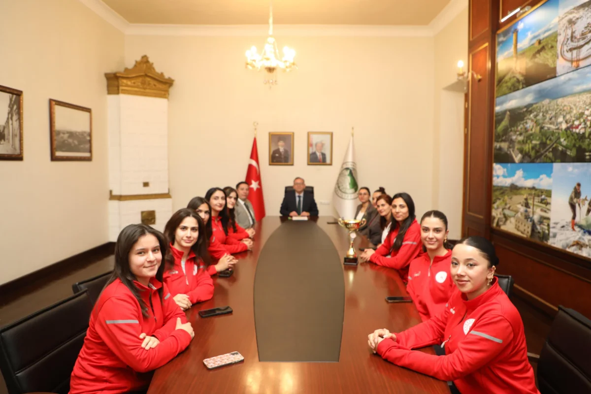 Bölge Şampiyonu Kars Kadın Voleybol Takımı’ndan Valilik Ziyareti: Vali Polat’tan Tam Destek