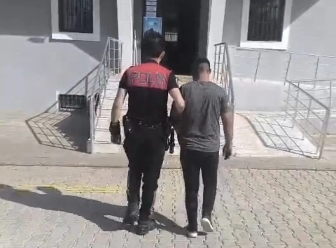 Hatay’da Yıllardır Aranan Firari Hükümlü Polisten Kaçamadı: Cezaevine Gönderildi