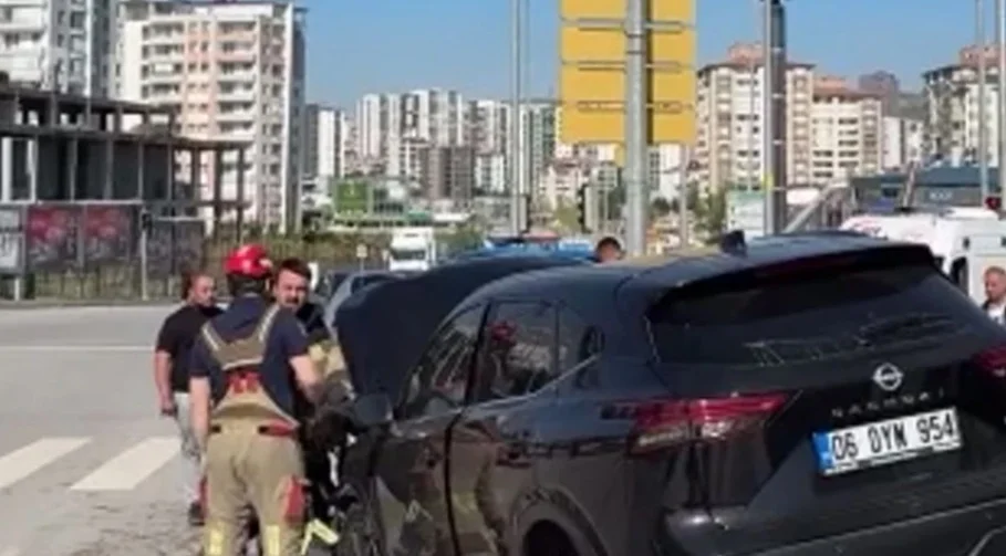 Etimesgut’ta Feci Kaza: Eğitim Otomobili ile Diğer Araç Çarpıştı, 2 Yaralı