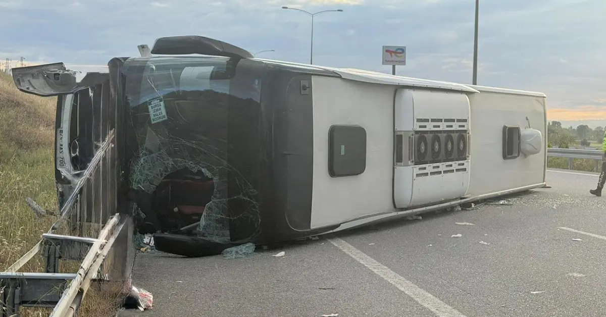 İstanbul-İzmir Otoyolu’nda Feci Kaza: Yolcu Otobüsü Devrildi, 25 Yaralı