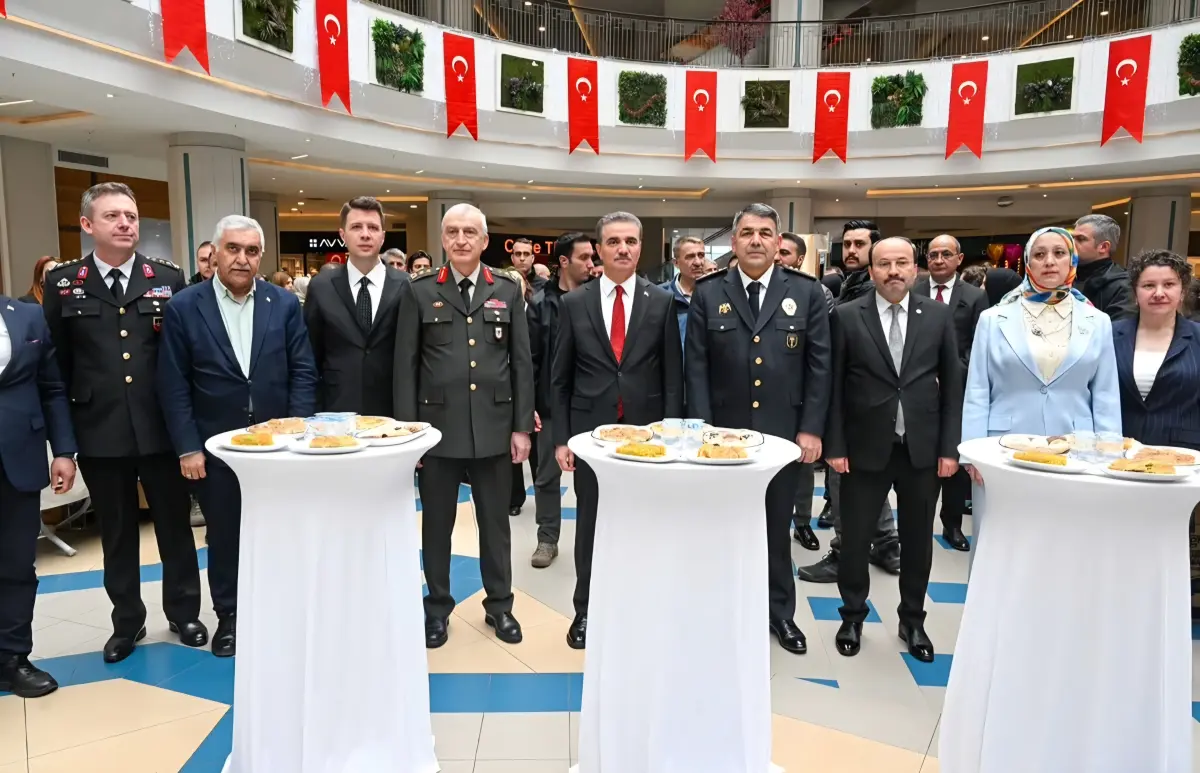 Erzurum’da Polis Eşleri Derneği’nden Sosyal Yardımlaşmaya Önemli Destek: “Güvenlik İçin Çalışan Eller Yardım İçin Kenetleniyor” Kermesi Yoğun İlgi Gördü