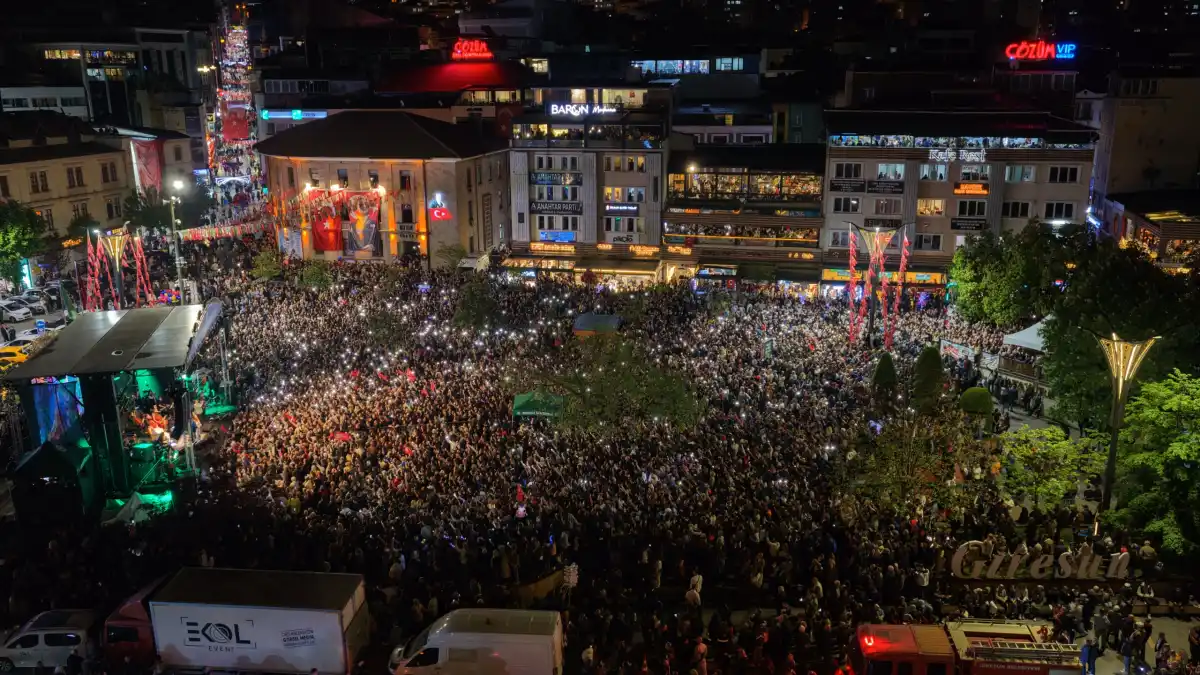 Selda Bağcan Giresun’u Salladı: Atatürk Meydanı Binlerce Hayranıyla Dolup Taştı