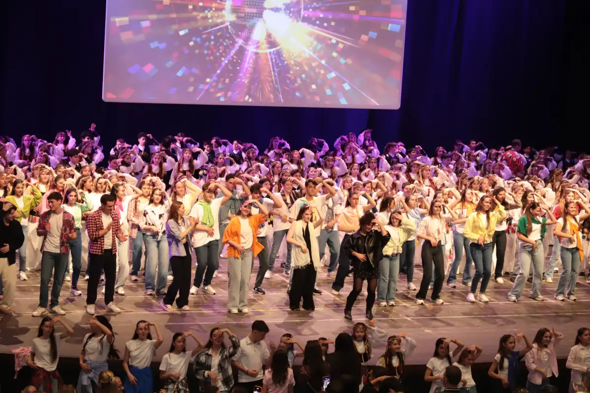 TED Ankara Koleji Halk Dansları Topluluğu’ndan Nostaljik ’90’lar Gecesi