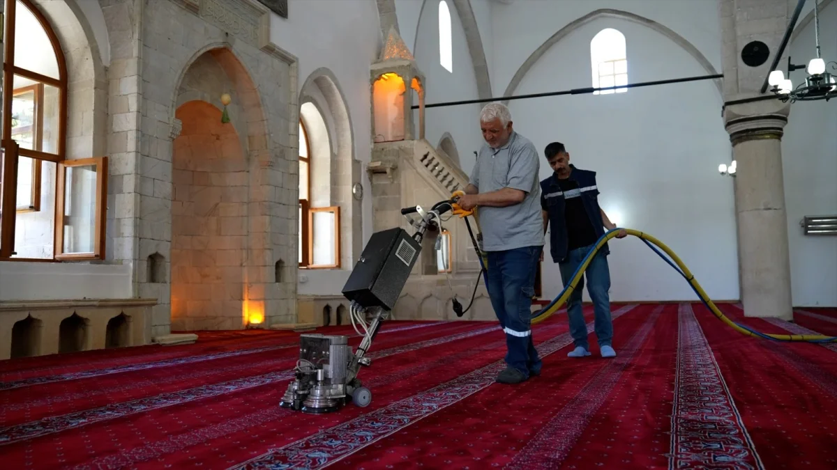 Elazığ Belediyesi Kurban Bayramı Öncesi Camilerde Kapsamlı Temizlik ve Dezenfeksiyon Çalışması Gerçekleştirdi