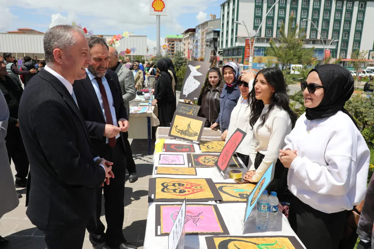 Ağrı’da ‘Vakti Kuşanmak’ Sergisi Büyük İlgi Gördü: Manevi Değerler ve Zaman Bilinci Vurgulandı
