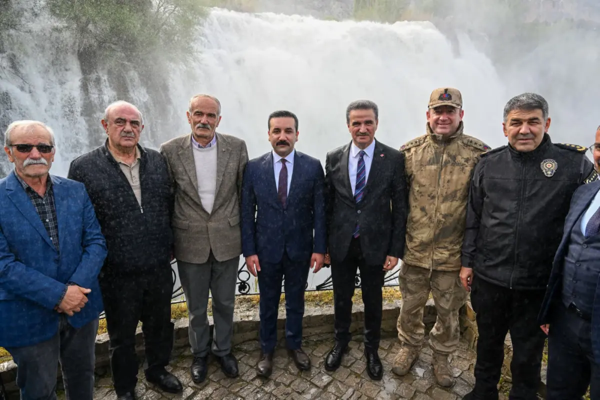 Vali Baruş’tan Tortum Şelalesi’ne Büyüleyici Ziyaret: Doğanın Gücüne Hayran Kaldı