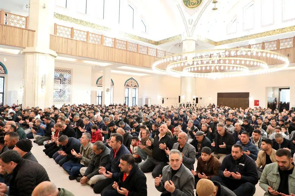 Kars’ta Bayram Namazı: Sultan Alparslan Camii’nde Birlik, Beraberlik ve Kardeşlik Vurgusu