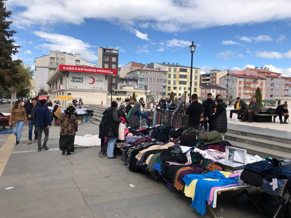 Kars’ta Bayram Coşkusu: Renkli Tezgahlar ve Gülen Esnaf Yüzleri ile Alışveriş Sezonu Açıldı