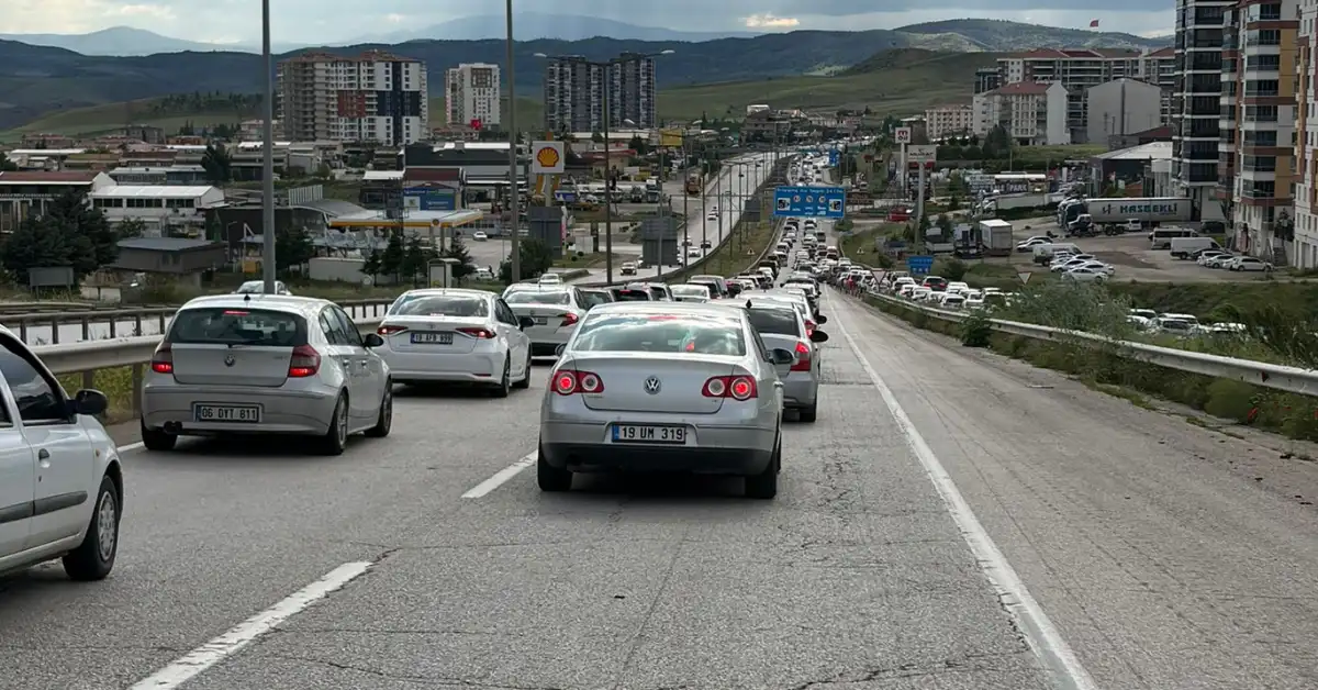 Bayram Dönüşü Çilesi: Kırıkkale’de 15 Km’lik Trafik Kuyruğu Tatili Kabusa Çevirdi